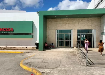 Familiares de pacientes aguardan bajo el sol en el Hospital General de Cancún