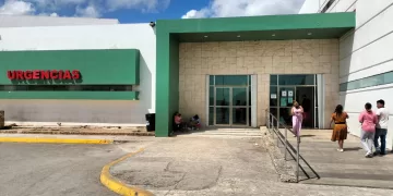 Familiares de pacientes aguardan bajo el sol en el Hospital General de Cancún