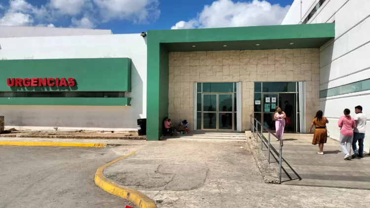 Familiares de pacientes aguardan bajo el sol en el Hospital General de Cancún