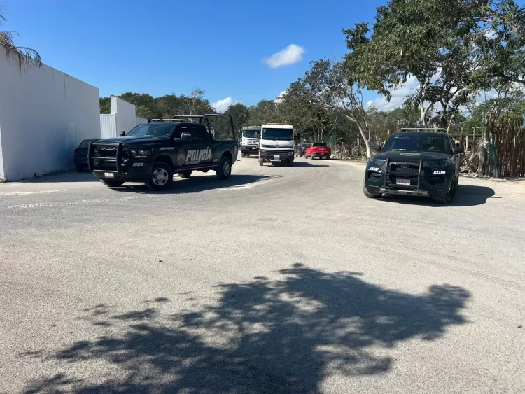 Frenan pleito en invasión y aseguran retroexcavadora en Playa del Carmen