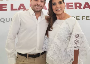 Renán Sánchez Tajonar acompaña a la Gobernadora Mara Lezama en el Día de la Bandera