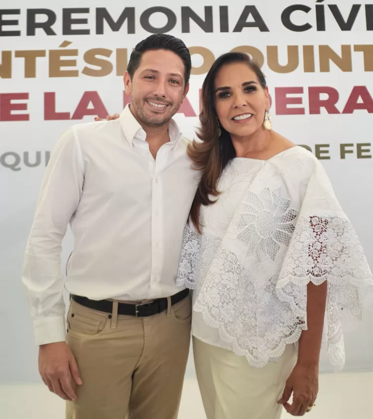 Renán Sánchez Tajonar acompaña a la Gobernadora Mara Lezama en el Día de la Bandera