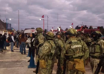 Arriba contingente militar a Holbox y efectúan cateos
