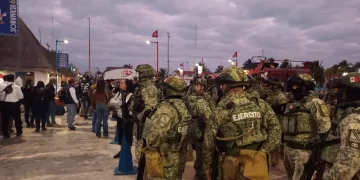 Arriba contingente militar a Holbox y efectúan cateos