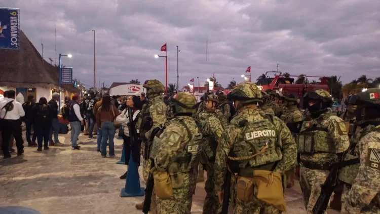 Arriba contingente militar a Holbox y efectúan cateos