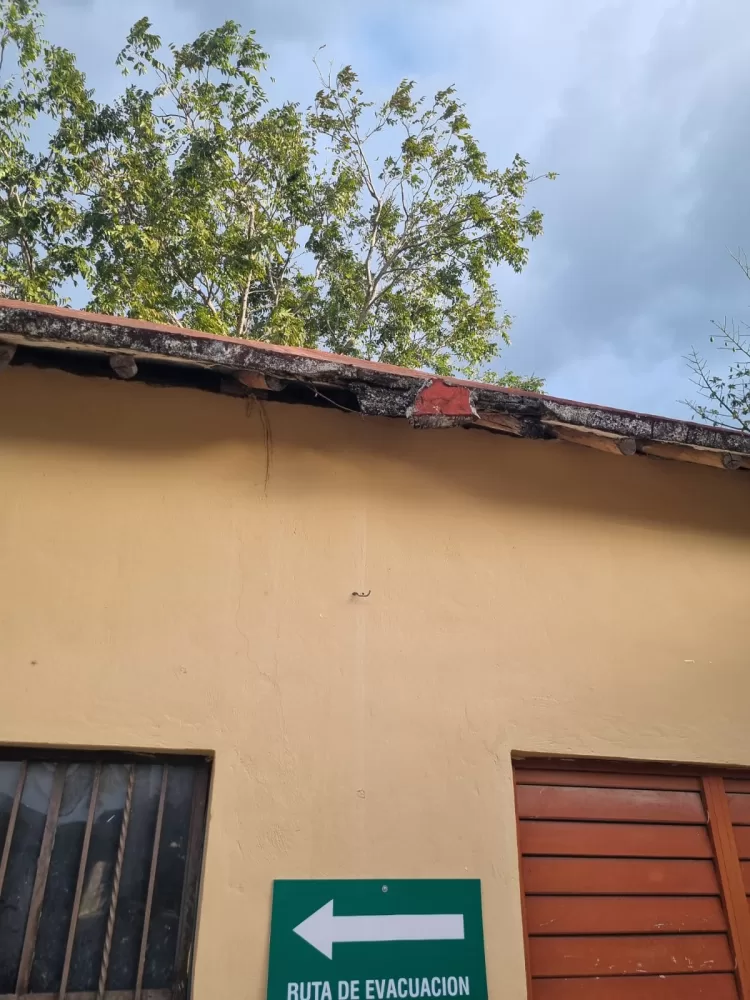 En riesgo de colapso, techo de jardín de niños en Playa del Carmen