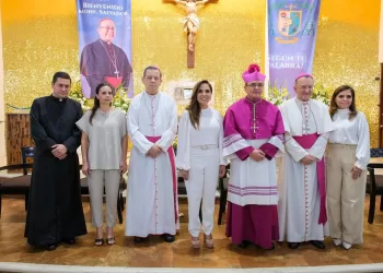 Asiste Mara Lezama a la toma de posesión de Salvador González como segundo obispo de la Diócesis Cancún-Chetumal