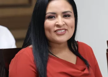 Exhorta Blanca Merari a gestionar la renovación de la licencia de funcionamiento de todos los negocios