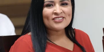 Exhorta Blanca Merari a gestionar la renovación de la licencia de funcionamiento de todos los negocios