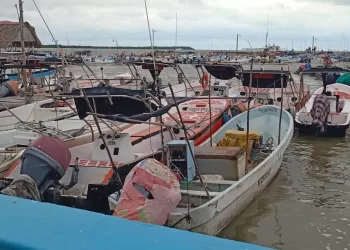Bajas temperaturas dejan calles vacías y lancheros ociosos en Holbox