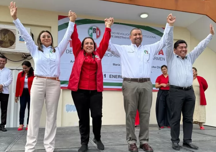 Arturo Arjona rinde protesta como presidente del PRI en Playa del Carmen