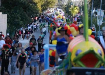 Desfile del Carnaval “Soy Isla Mujeres 2026” llena de música, color y alegría a Ciudad Mujeres
