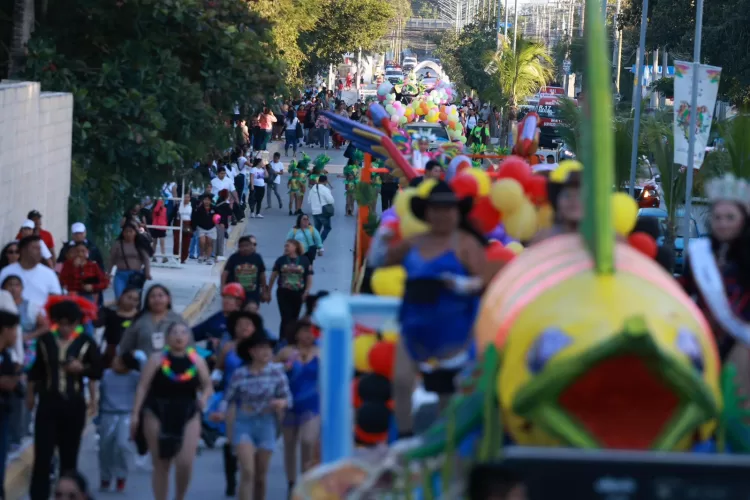 Desfile del Carnaval “Soy Isla Mujeres 2026” llena de música, color y alegría a Ciudad Mujeres