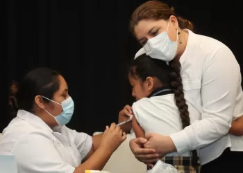 Jornada de vacunación contra el sarampión continúa en la primaria “Julio Sauri Espinoza”