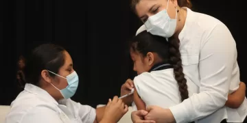 Jornada de vacunación contra el sarampión continúa en la primaria “Julio Sauri Espinoza”