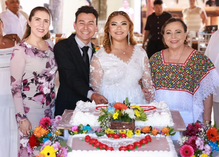 DIF de Isla Mujeres cumple el sueño de parejas isleñas en las Bodas Colectivas