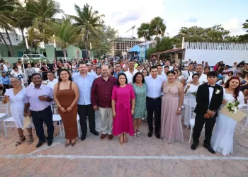 23 parejas sellan su compromiso de vida en el Muelle de Pescadores en la Ventana al Mar en Puerto Morelos