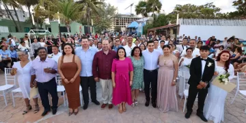 23 parejas sellan su compromiso de vida en el Muelle de Pescadores en la Ventana al Mar en Puerto Morelos