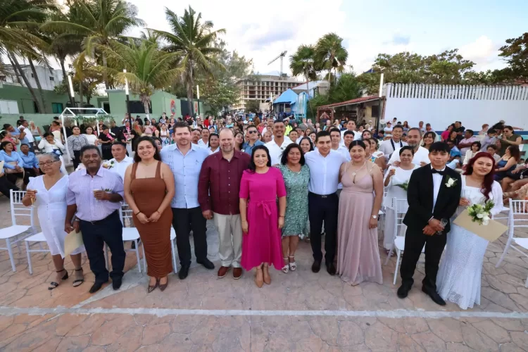 23 parejas sellan su compromiso de vida en el Muelle de Pescadores en la Ventana al Mar en Puerto Morelos