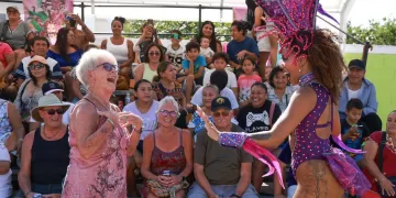 Familias isleñas y turistas disfrutan del color y la alegría de las comparsas del Carnaval en las calles