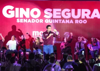 Rinde Gino Segura asamblea informativa ante más de 9 mil personas en Chetumal