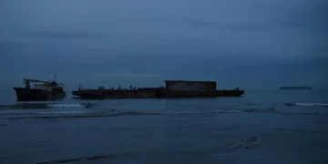 Derrame en playas de Veracruz llega a otros municipios; pescadores reclaman: ‘Está lleno de petróleo’