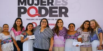 Mara Lezama inicia en Tulum renovación de tarjetas del programa Mujer es Poder