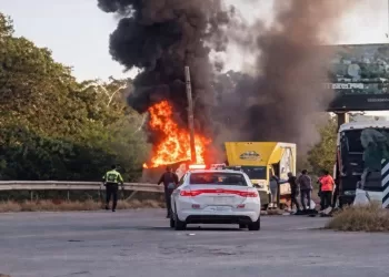 Choque de autobús deja un muerto y 14 lesionados, en Chemuyil
