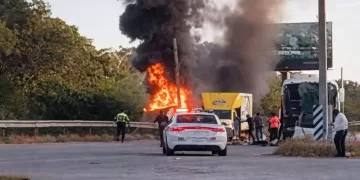 Choque de autobús deja un muerto y 14 lesionados, en Chemuyil