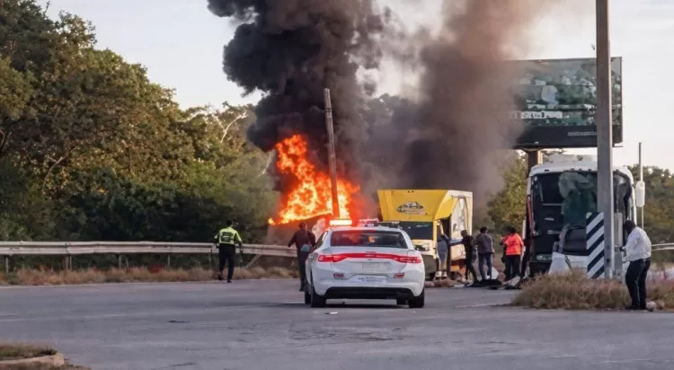 Choque de autobús deja un muerto y 14 lesionados, en Chemuyil