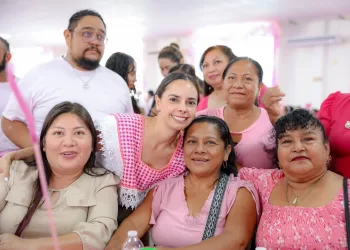 Reconoce Ana Paty Peralta labor de mujeres tianguistas en Cancún