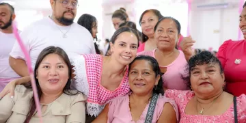 Reconoce Ana Paty Peralta labor de mujeres tianguistas en Cancún