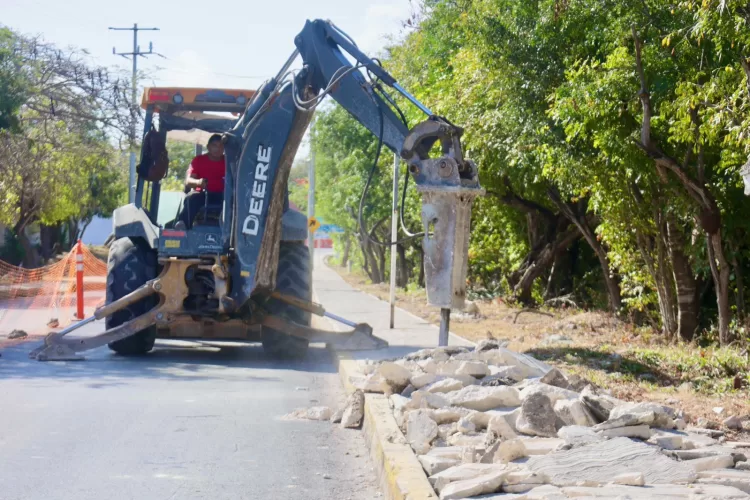 Atenea construye nuevas guarniciones y banquetas en Isla Mujeres