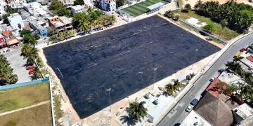 Atenea avanza con la construcción de la cancha de fútbol soccer en Isla Mujeres