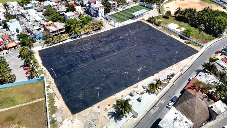Atenea avanza con la construcción de la cancha de fútbol soccer en Isla Mujeres