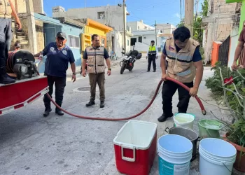Atenea gestiona la entrega de agua potable a través de pipas en las colonias de Isla Mujeres