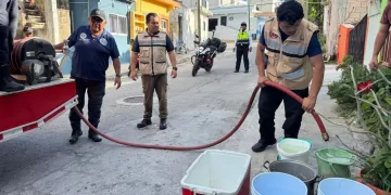 Atenea gestiona la entrega de agua potable a través de pipas en las colonias de Isla Mujeres