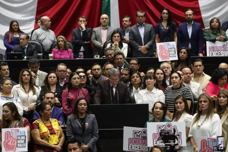 Morena no sabe comer pozole