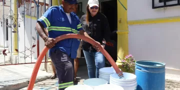 Atenea gestiona la entrega de agua potable a través de pipas en las colonias de Isla Mujeres