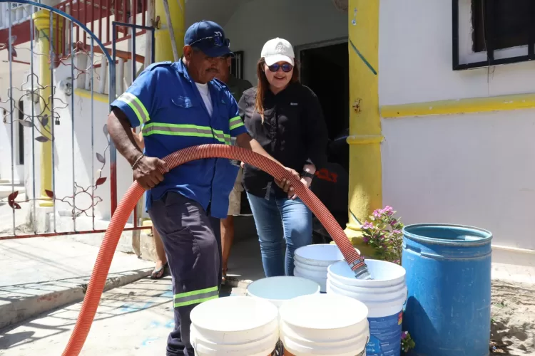 Atenea gestiona la entrega de agua potable a través de pipas en las colonias de Isla Mujeres