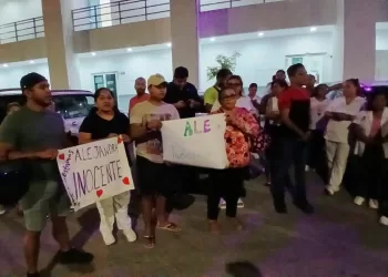 Retiene Fiscalía a trabajadora del Sesa por dulces intoxicantes; compañeros protestan