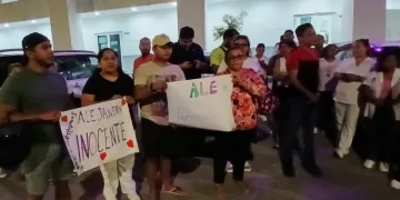 Retiene Fiscalía a trabajadora del Sesa por dulces intoxicantes; compañeros protestan