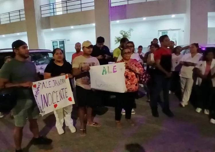 Retiene Fiscalía a trabajadora del Sesa por dulces intoxicantes; compañeros protestan