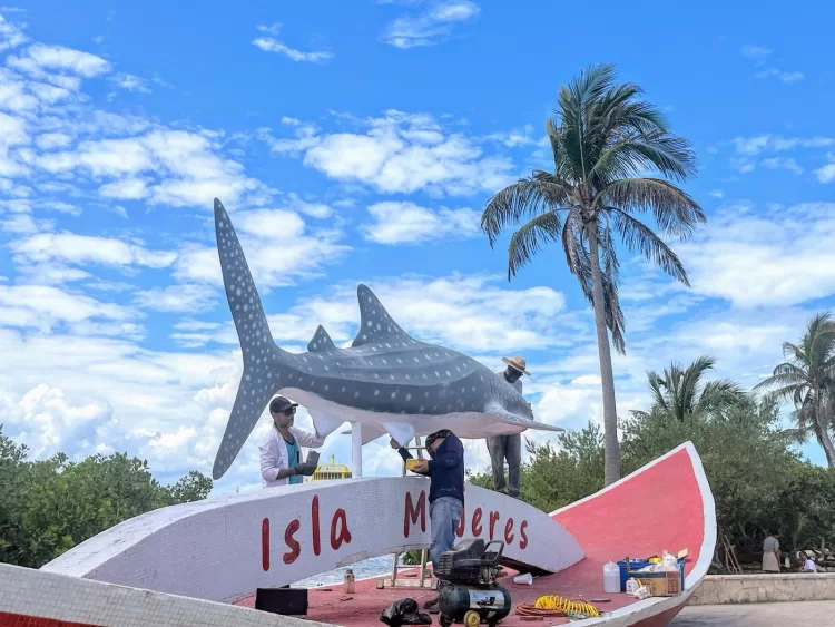 Atenea impulsa mantenimiento integral de espacios públicos en Isla Mujeres previo a las vacaciones de Semana Santa