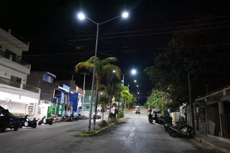 Atenea fortalece la seguridad de las mujeres con más alumbrado público en Isla Mujeres