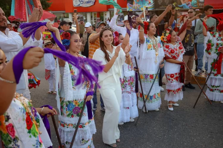 Ángeles Azules en el 56 aniversario de la fundación de Cancún: Ana Paty Peralta