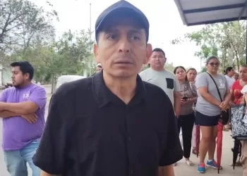 Protestan familias en secundaria de Playa del Carmen; exigen destitución de director