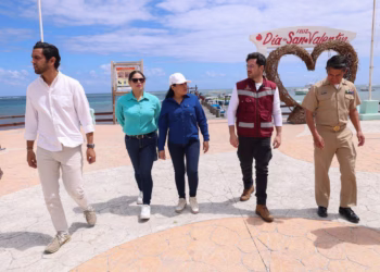 Constatan Blanca Merari y Óscar Rébora funcionamiento de barrera antisargazo en Puerto Morelos