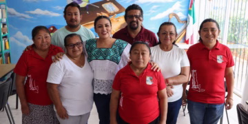 Entrega Blanca Merari sillas para fortalecer espacios educativos en Leona Vicario