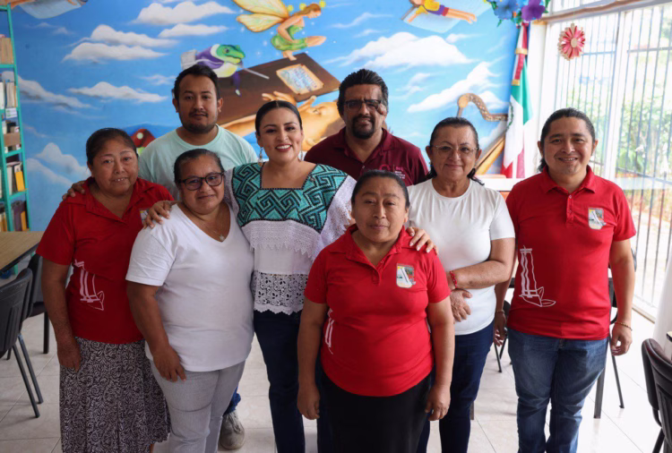 Entrega Blanca Merari sillas para fortalecer espacios educativos en Leona Vicario